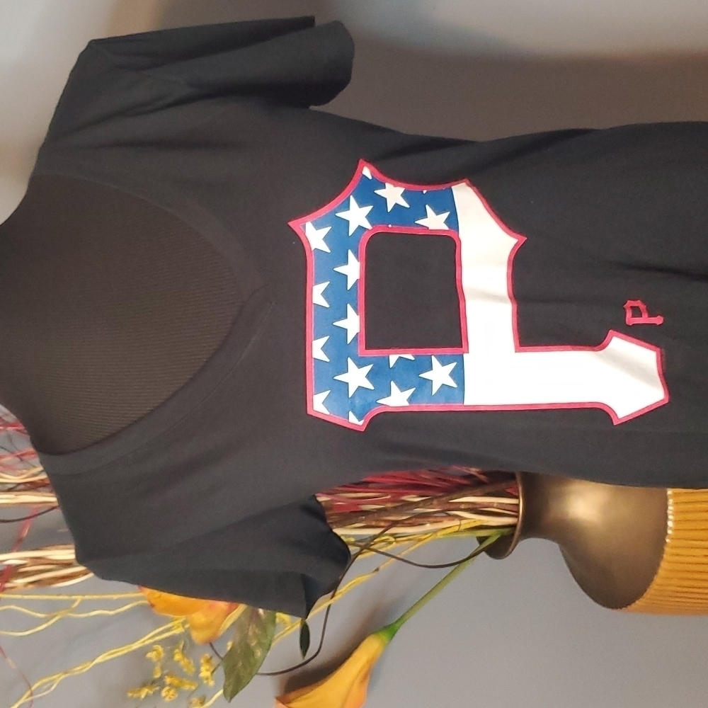 Pittsburgh Pirates Women's V Neck T Shirt Size Large NWOT - Picture 2 of 14